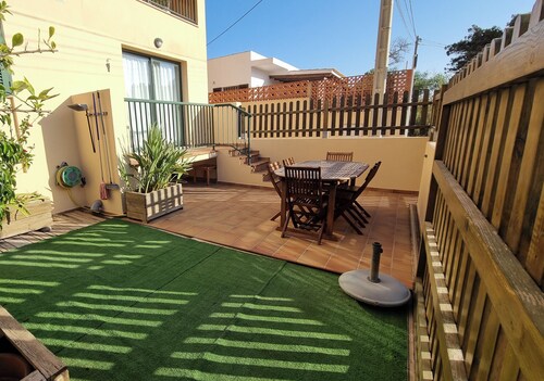 Quiet apartment with terrace near the sea