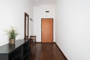 Huoneisto | Oleskelualue | 30–tuumainen äly-TV, jossa kaapelikanavat