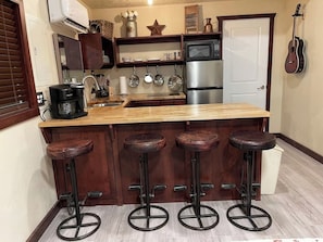 Kühlschrank, Mikrowelle, Herdplatte, Wasserkocher mit Kaffee-/Teezubehör