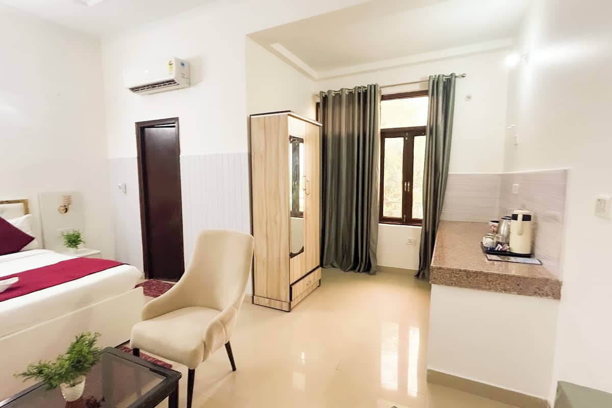 Deluxe Double Room | Laptop workspace, free WiFi