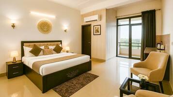 Premier Room with Balcony | Laptop workspace, free WiFi