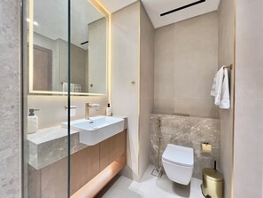 Chuveiro, secador de cabelo, sabonete 