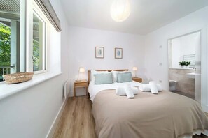 Iron/ironing board, WiFi, bed sheets - Tree Top - 1-Bed Sea View Apartment with Balcony at Tors Park (Lynmouth)