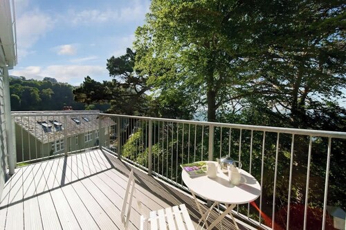 Tree Top - 1-Bed Sea View Apartment with Balcony at Tors Park