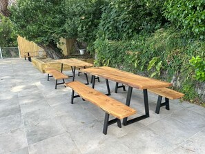 Outdoor dining - Tree Top - 1-Bed Sea View Apartment with Balcony at Tors Park (Lynmouth)