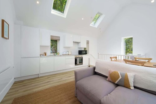 Tree Top - 1-Bed Sea View Apartment with Balcony at Tors Park
