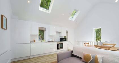 Tree Top - 1-Bed Sea View Apartment with Balcony at Tors Park