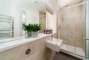 Douche, sèche-cheveux, serviettes fournies, savon