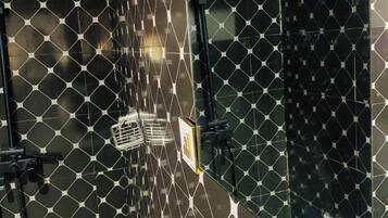 Grand-Zimmer | Badezimmer | Dusche, kostenlose Toilettenartikel, Hausschuhe, Handtücher