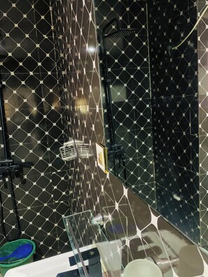 Ducha, artículos de tocador gratuitos, pantuflas, toallas