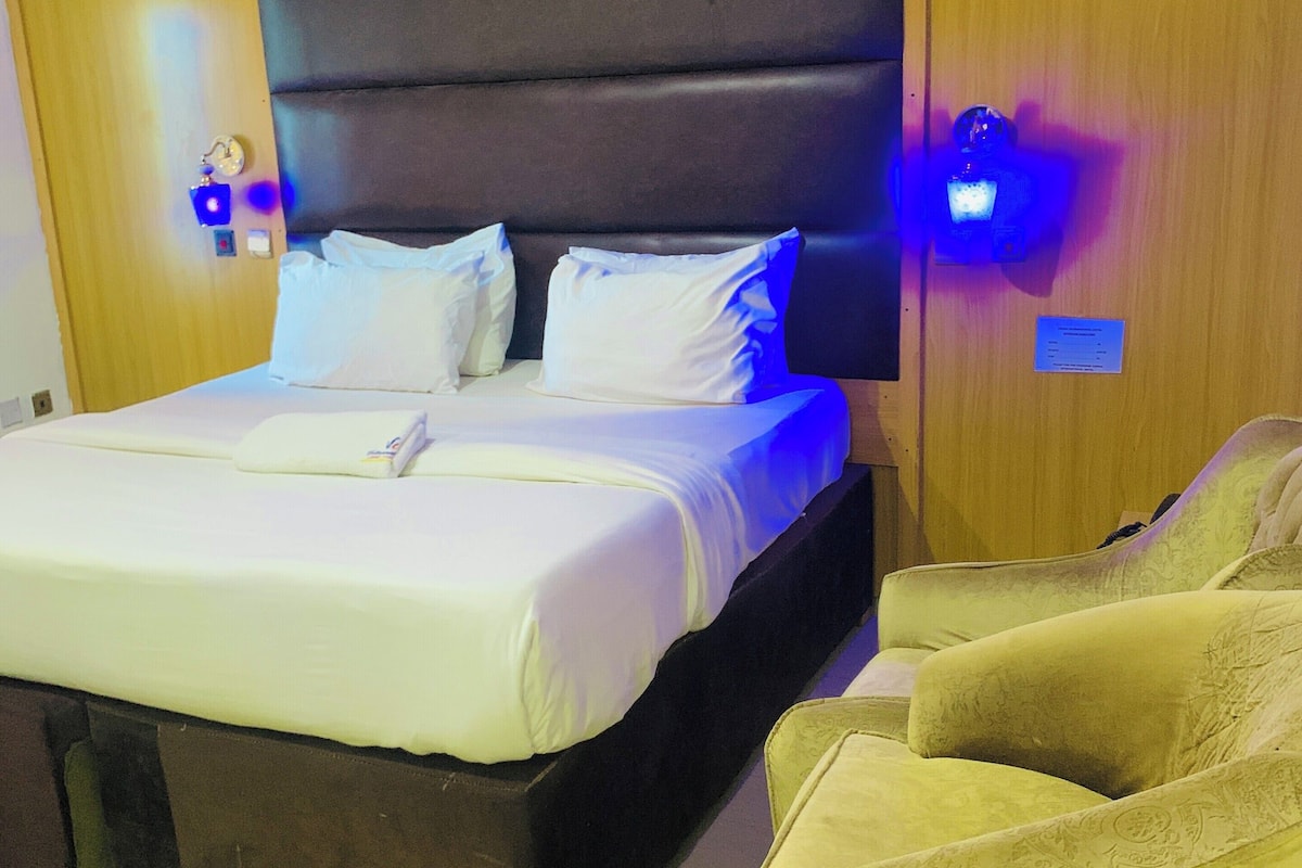 Deluxe kamer, niet-roken, privébadkamer | Een bureau, een laptopwerkplek, gratis wifi