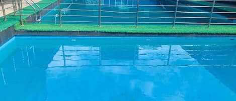 Kolam renang terbuka