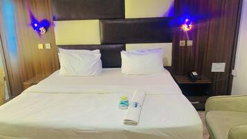 Executive-Zimmer | Schreibtisch, laptopgeeigneter Arbeitsplatz, kostenloses WLAN