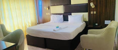 Escritorio, espacio para trabajar con laptop y wifi gratis