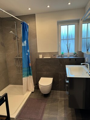 淋浴設備、風筒、提供毛巾、番梘