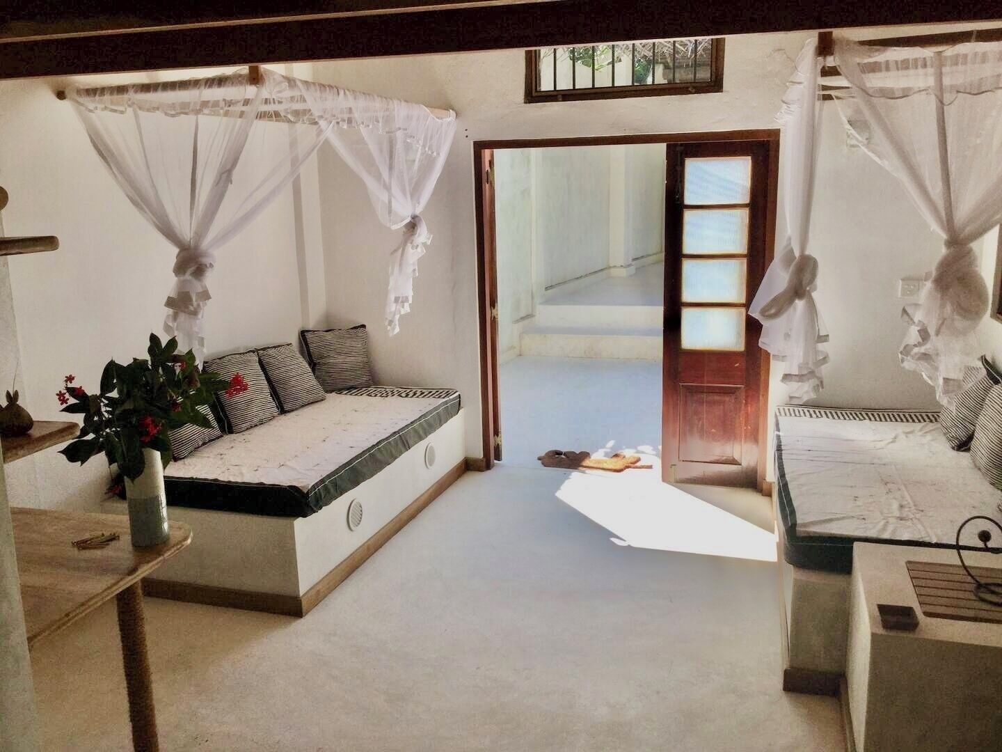 Deluxe Cottage, Patio, Garden View | Living area