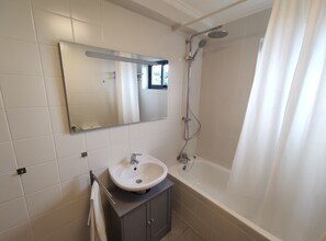 Bidet, Handtücher, Seife, Toilettenpapier