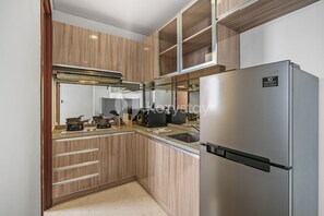 Departamento, 2 habitaciones, vista a la ciudad | Cocina privada | Refrigerador con congelador, microondas, parrilla de estufa y arrocera 