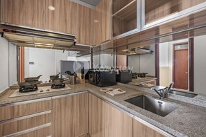 Căn hộ, 2 phòng ngủ, quang cảnh thành phố | Bếp riêng | Tủ lạnh, lò vi sóng, bếp nấu, nồi cơm