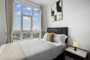 Departamento, 2 habitaciones, vista a la ciudad | Escritorio y espacio para trabajar con laptop 