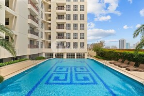 Ein modernes Apartmenthaus mit Schwimmbad und geometrischem Muster.