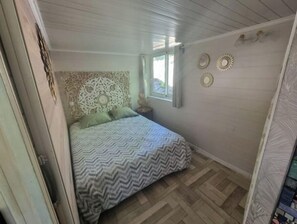 1 bedroom, iron/ironing board, Internet, bed sheets