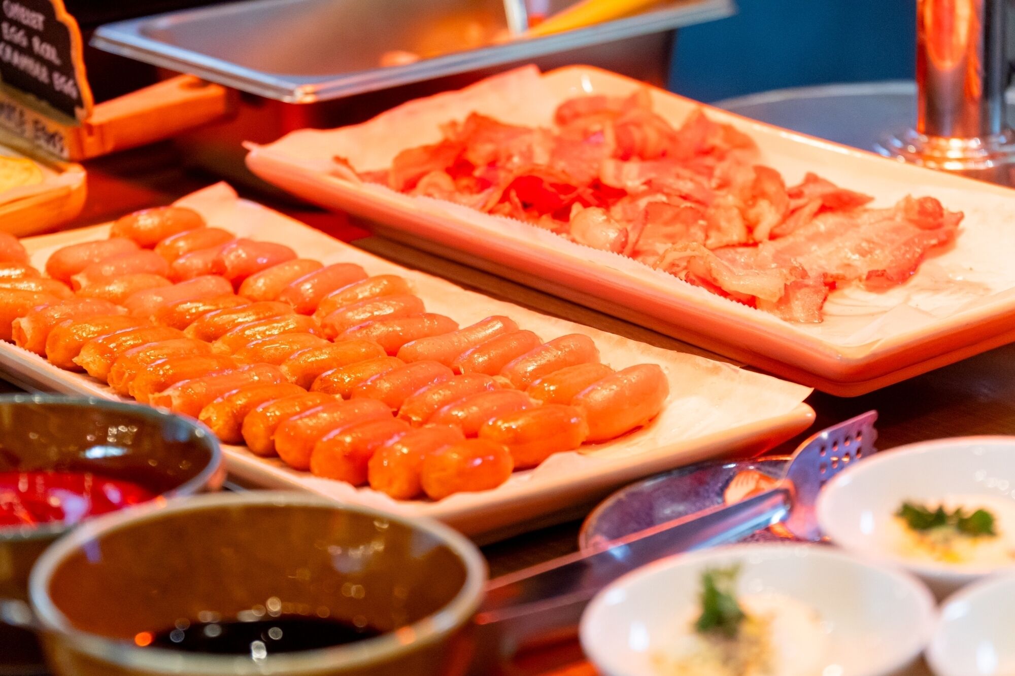 Un buffet proposant une variété de plats, notamment des sushis et des sashimis.