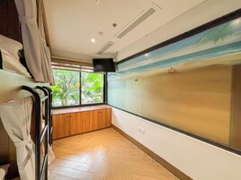 Työpöytä, ilmainen Wi-Fi, vuodevaatteet