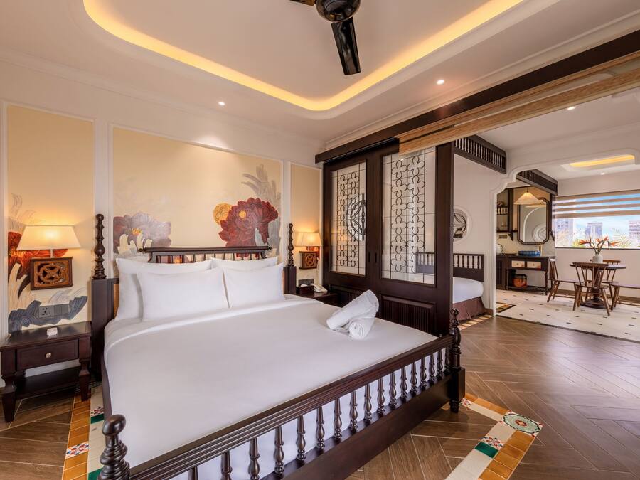 Deluxe driepersoonskamer, uitzicht op de stad | Een bureau, gratis wifi, beddengoed