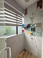 免費梳洗用品、風筒、提供毛巾、番梘