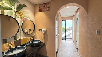 Toalettartikler (inkludert), hårføner, håndklær og såpe