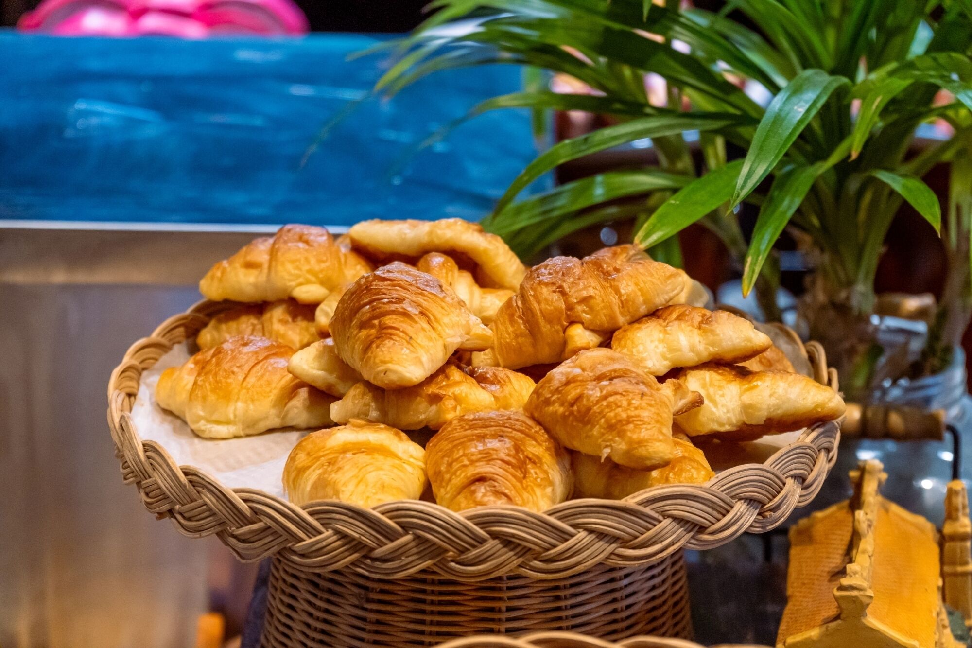 Un panier de croissants.