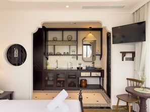 Deluxe Double Room, River View | Private kitchen