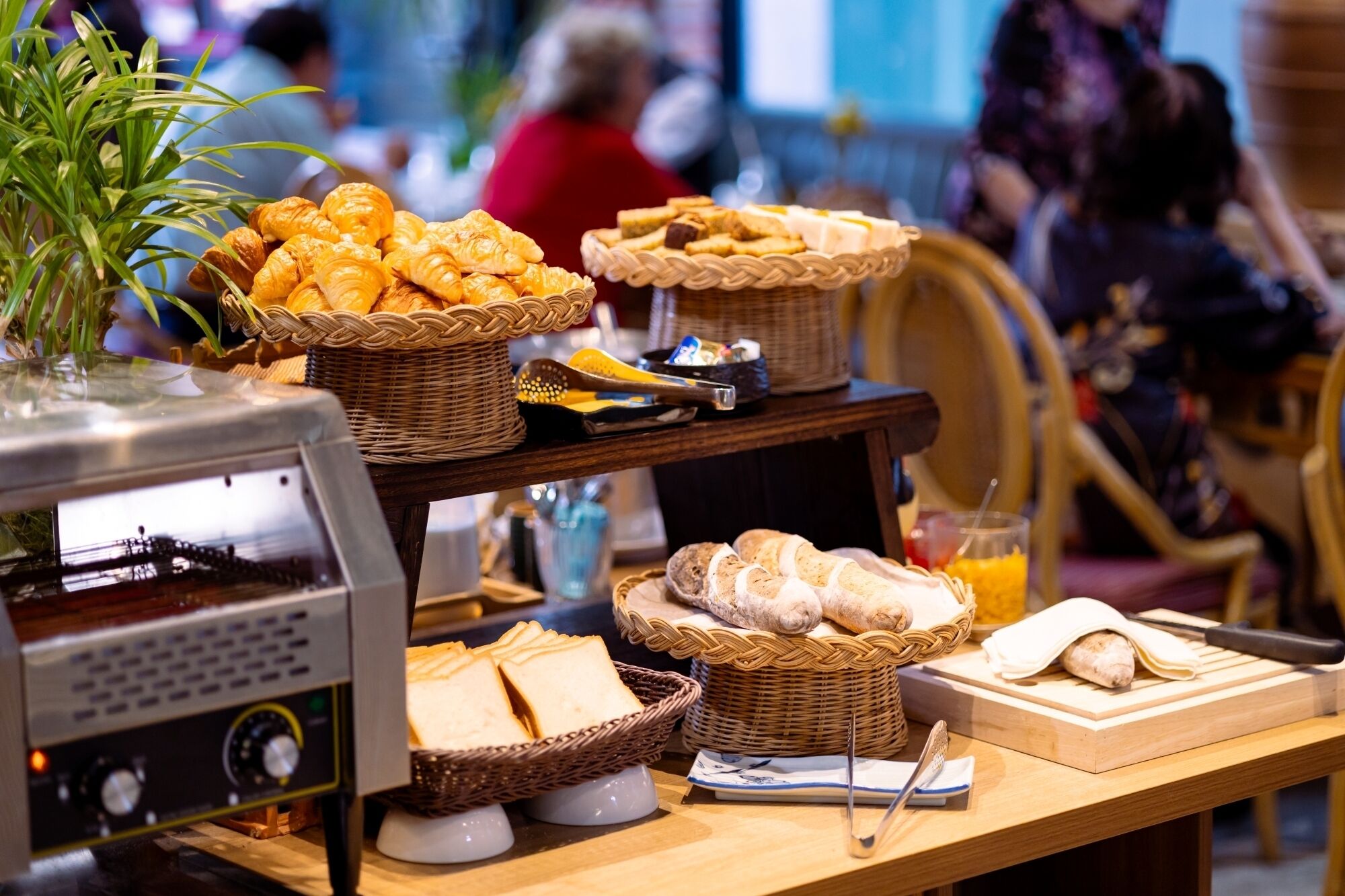 Un buffet proposant du pain, des viennoiseries et une machine à café.
