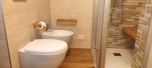 Douche, bidet, serviettes fournies, savon