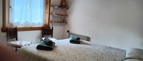 1 camera, ferro/asse da stiro, lenzuola