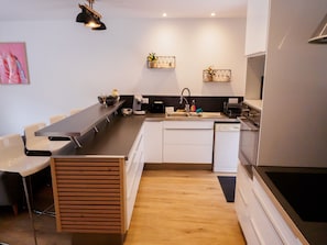 Micro-ondes, four, plaque de cuisson, lave-vaisselle