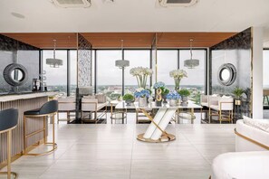 المنشأة من الداخل