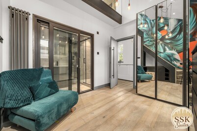 The Didsbury Retreat l Cinema l Sleeps 8