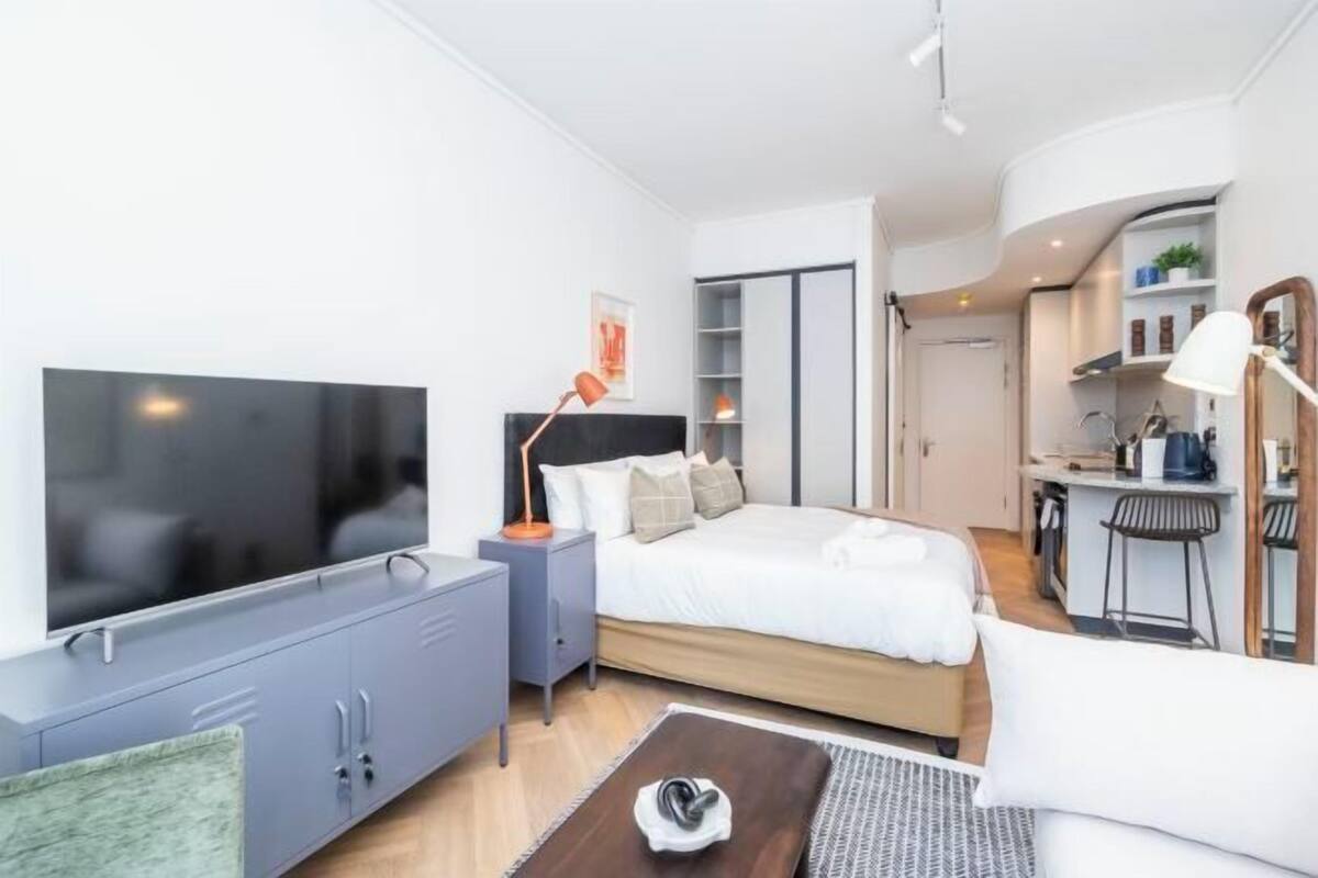 Een kluis op de kamer, een strijkplank/strijkijzer, gratis wifi