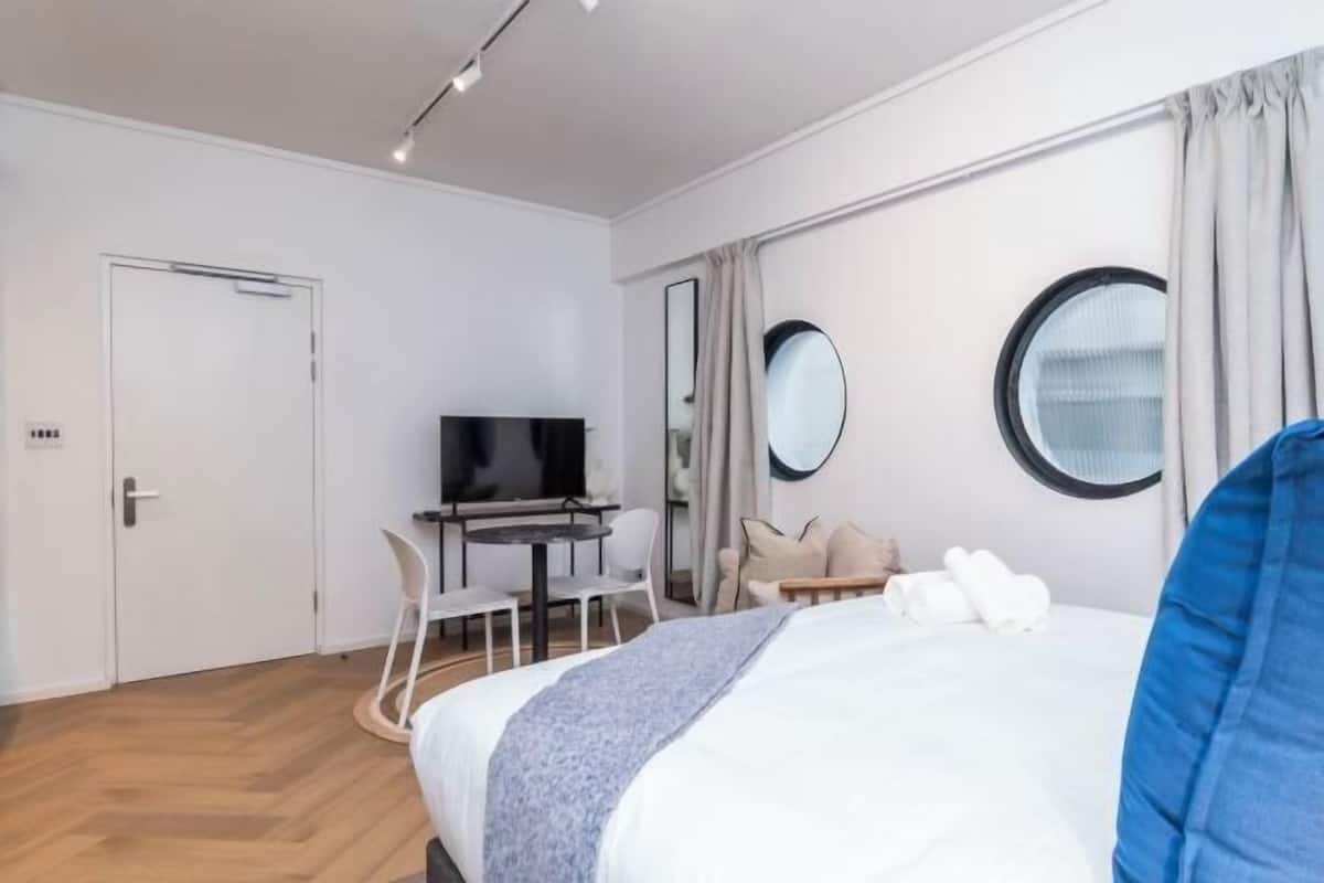 Een kluis op de kamer, een strijkplank/strijkijzer, gratis wifi