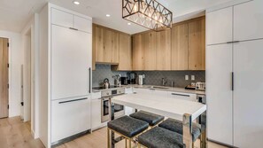 Coffee/tea maker, toaster