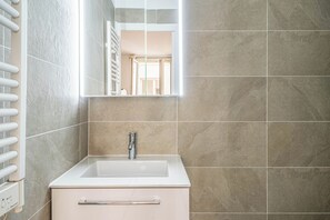 Secador de cabelo, toalhas de banho, papel higiênico 