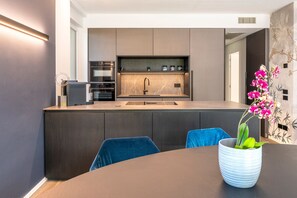 Refrigerador, microondas, horno y lavavajillas