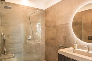 Shower, bidet, towels