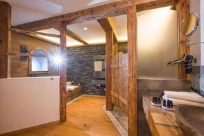 Douche, séchoir à cheveux, savon
