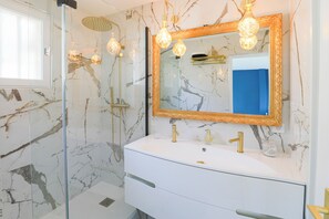 Douche, sèche-cheveux, serviettes fournies, savon