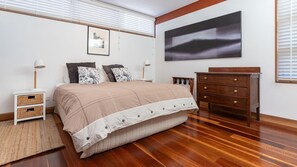 5 عدّة غرف نوم ومكواة/لوح كي وخدمة الإنترنت وملاءات أسرّة