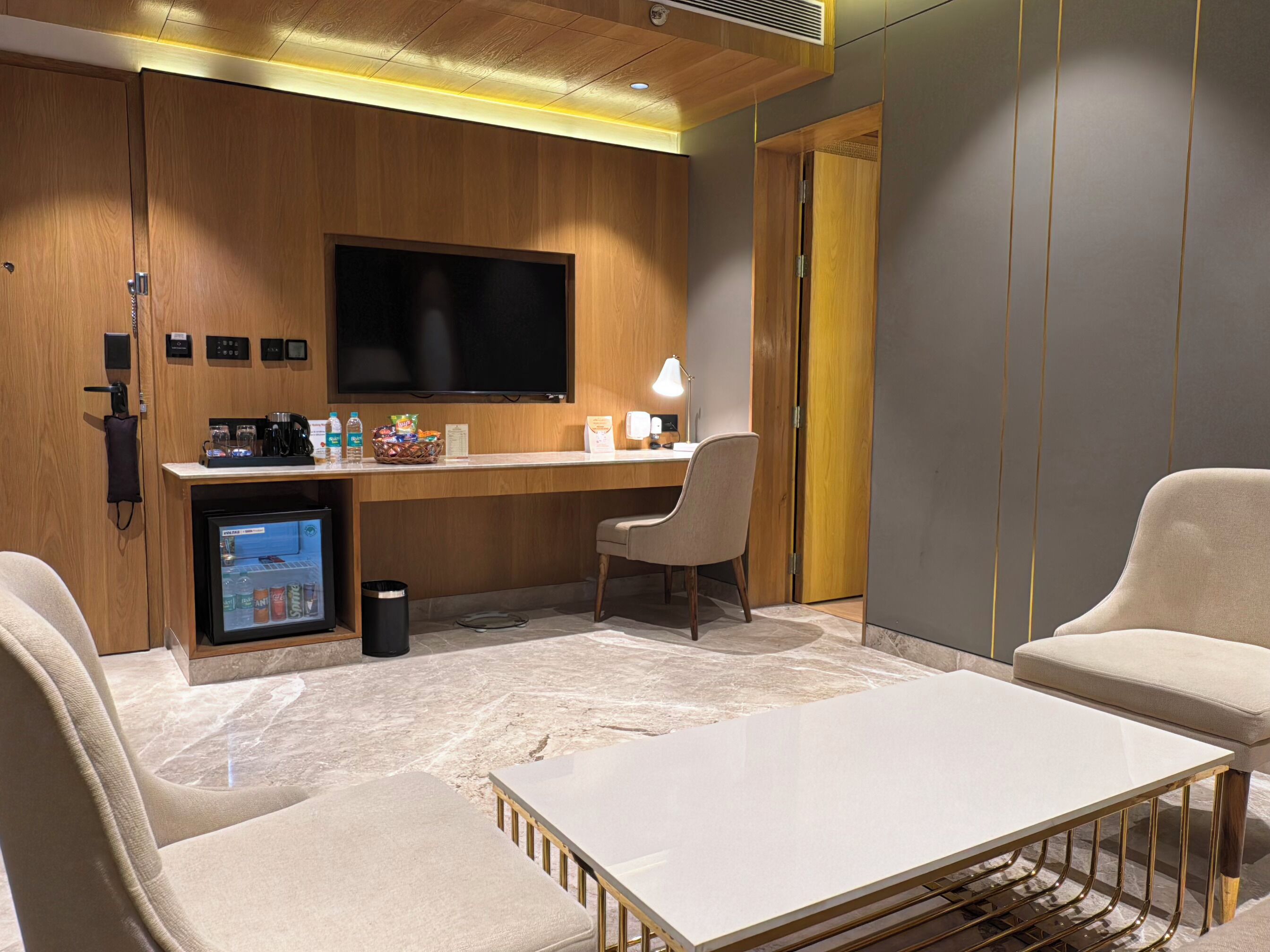 Deluxe Suite | Living area | 55-inch Smart TV with cable channels, fireplace