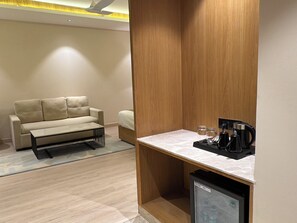 Caja de seguridad en la habitación y sistema de insonorización 